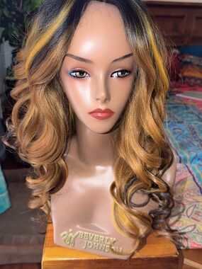 Golden Brown Highlight Blend Wavy Wig